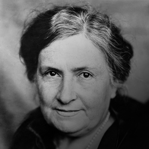 Porträtt av Maria Montessori som grundade montessoripedagogiken